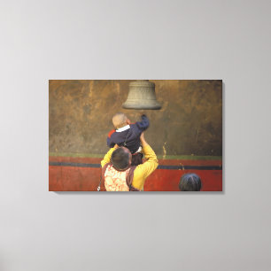 tibetischer buddhistischer Mönch, der einen Junge Leinwanddruck