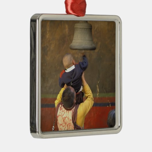 tibetischer buddhistischer Mönch, der einen Jungen Silbernes Ornament (Rechts)