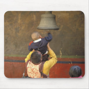 Tibetischer buddhistischer Mönch hebt einen Jungen Mousepad
