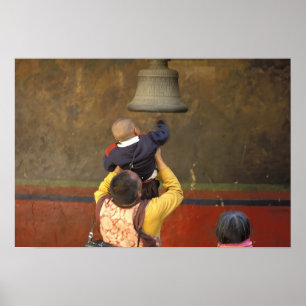 Tibetischer buddhistischer Mönch hebt einen Jungen Poster