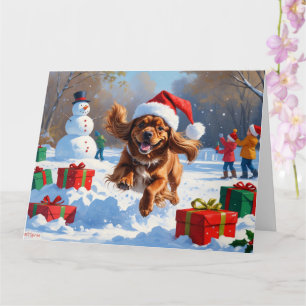 Tibetischer Spaniel läuft im Schnee mit Weihnachts Karte
