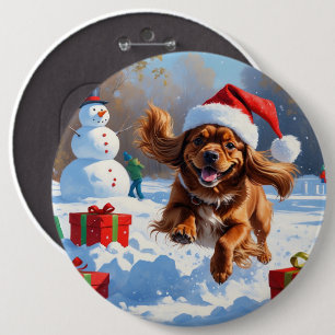 Tibetischer Spanier, der mit Weihnachtshut in Schn Button