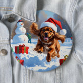 Tibetischer Spanier, der mit Weihnachtshut in Schn Button (Beispiel)