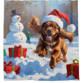 Tibetischer Spanier, der mit Weihnachtshut in Schn Duschvorhang (Vorderseite)