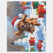 Tibetischer Spanier, der mit Weihnachtshut in Schn Fleecedecke (Vorderseite)