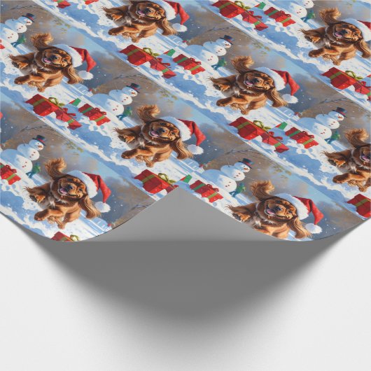 Tibetischer Spanier, der mit Weihnachtshut in Schn Geschenkpapier (Ecke)