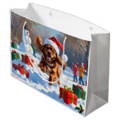 Tibetischer Spanier, der mit Weihnachtshut in Schn Große Geschenktüte (Rückseite Schrägansicht)