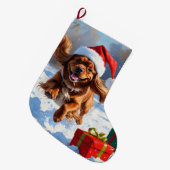 Tibetischer Spanier, der mit Weihnachtshut in Schn Großer Weihnachtsstrumpf (Vorderansicht (hängend))