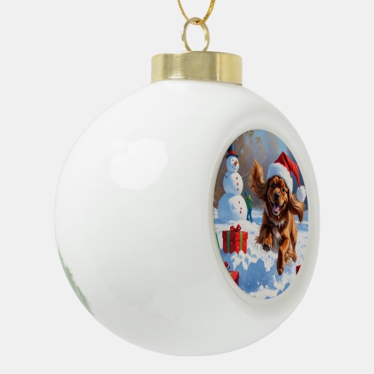 Tibetischer Spanier, der mit Weihnachtshut in Schn Keramik Kugel-Ornament (Links)