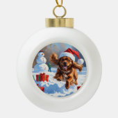 Tibetischer Spanier, der mit Weihnachtshut in Schn Keramik Kugel-Ornament (Vorderseite)