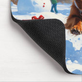 Tibetischer Spanier, der mit Weihnachtshut in Schn Mousepad (Ecke)