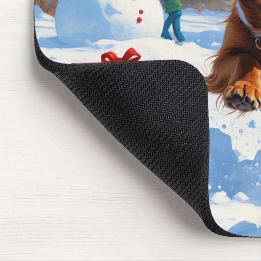 Tibetischer Spanier, der mit Weihnachtshut in Schn Mousepad (Ecke)