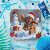 Tibetischer Spanier, der mit Weihnachtshut in Schn Pappteller (Party)