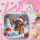 Tibetischer Spanier, der mit Weihnachtshut in Schn Pappteller (Party)