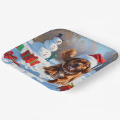 Tibetischer Spanier, der mit Weihnachtshut in Schn Pappteller (Gewinkelt)