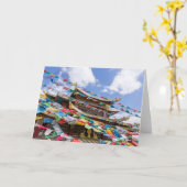Tibetischer Tempel mit Gebetsfahnen - Yunnan, Chin Karte (Gelbe Blume)