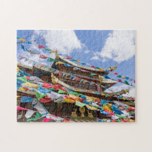 Tibetischer Tempel mit Gebetsfahnen - Yunnan, Chin Puzzle