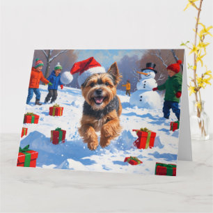 Tibetischer Terrier läuft im Schnee mit Weihnachts Karte