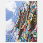 Tibettempel mit Gebetsfahnen - Yunnan, China Fleecedecke (Vorderseite)