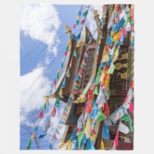 Tibettempel mit Gebetsfahnen - Yunnan, China Fleecedecke (Vorderseite)