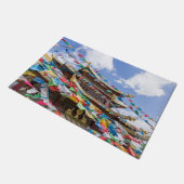 Tibettempel mit Gebetsfahnen - Yunnan, China Fußmatte (Schrägansicht)
