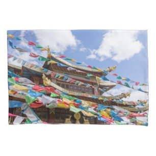 Tibettempel mit Gebetsfahnen - Yunnan, China Kissenbezug