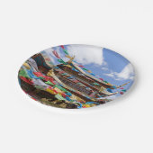 Tibettempel mit Gebetsfahnen - Yunnan, China Pappteller (Schrägansicht)