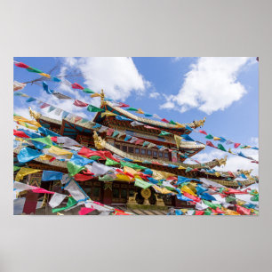 Tibettempel mit Gebetsfahnen - Yunnan, China Poster