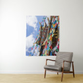 Tibettempel mit Gebetsfahnen - Yunnan, China Wandteppich (Beispiel)