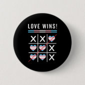Tic Tac Toe Liebe gewinnt LGBTQ Transgender Pride Button (Vorderseite)