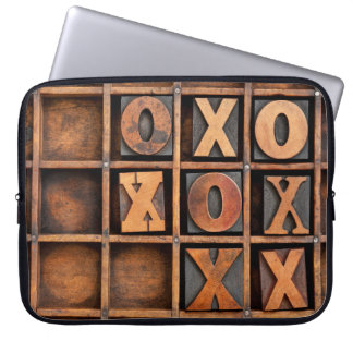 Tic-Tac-Toe oder Noughts and Crosses Spiel - vinta Laptopschutzhülle