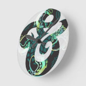 Tic Tac - White & Blue Ampersand - Typo Runde Wanduhr (Winkel)