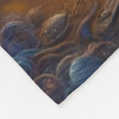 Tief am Meer: Eine surreale Küstenlandschaft Fleecedecke (Ecke)