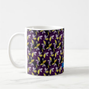 Tief blauer Hintergrund mit Design der Blätter Kaffeetasse
