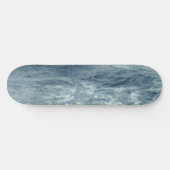 Tief blauer Nordstrand mit abstürzenden Wellen Skateboard (Horizontal)