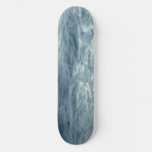Tief blauer Nordstrand mit abstürzenden Wellen Skateboard (Vorderseite)