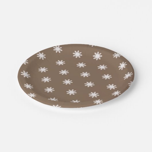 Tief-braunes Schneeflockenmuster Pappteller (Schrägansicht)