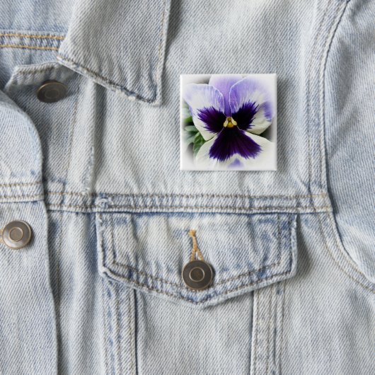 tief lila auf weiße Pansie Button (Beispiel)