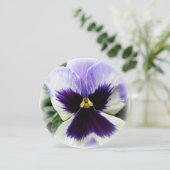 tief lila auf weiße Pansie Einladung (Stehend Vorderseite)