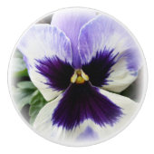 tief lila auf weiße Pansie Keramikknauf (Vorderseite)