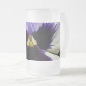 tief lila auf weiße Pansie Mattglas Bierglas (VorderseiteRechts)