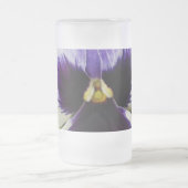 tief lila auf weiße Pansie Mattglas Bierglas (Mittel)