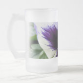 tief lila auf weiße Pansie Mattglas Bierglas (Links)