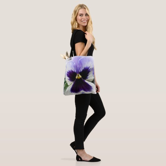 tief lila auf weiße Pansie Tasche (Am Model)
