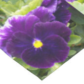 tief Lila Pansy Bushes, Tischdecke (Schrägansicht)