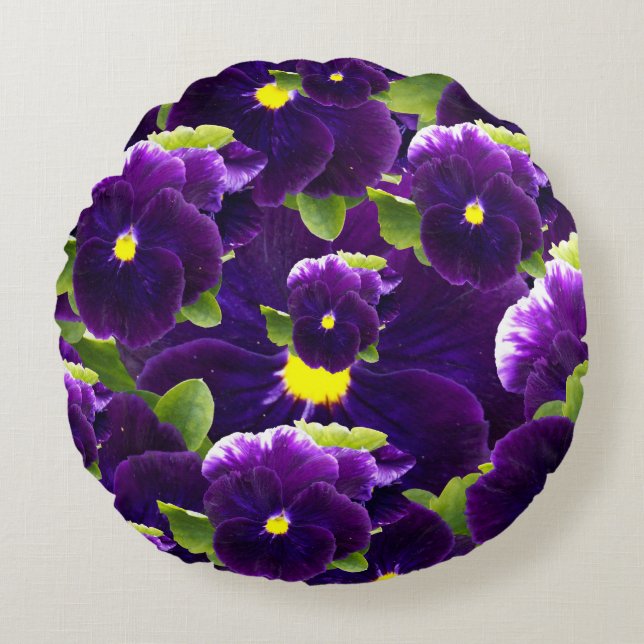 Tief Lila Pansy-Cluster: Majestic Beauty Rundes Kissen (Vorderseite)