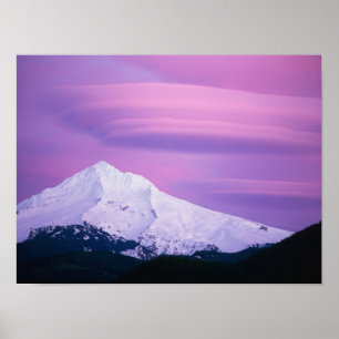 Tief lila Wolken umgeben den Berghof in Poster