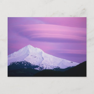 Tief lila Wolken umgeben den Berghof in Postkarte