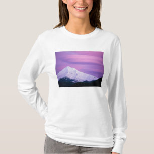 Tief lila Wolken umgeben den Monte Hood in T-Shirt