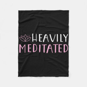 Tief meditiertes Yoga-Liebhaber-Shirt Fleecedecke